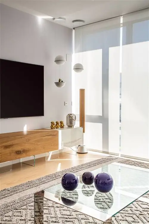 современный дизайн тумбы под телевизор из дерева и мрамора