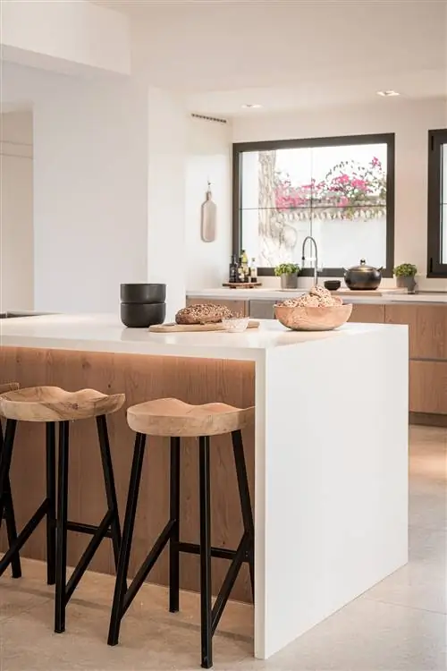 современная кухня с центральным островом из дерева и белого камня