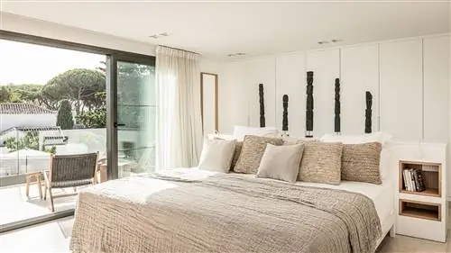 Спальня в средиземноморском стиле с террасой, оформленной в нейтральных тонах