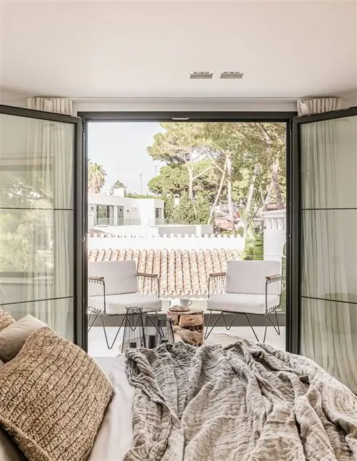 спальня с террасой и белыми креслами