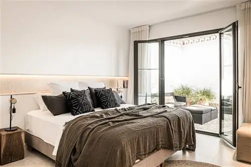 спальня с террасой в нейтральных тонах