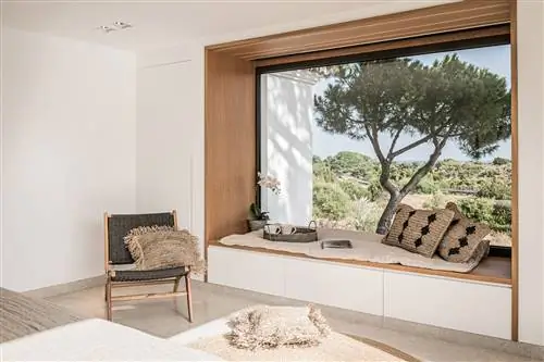 уголок для чтения с местом для хранения вещей вокруг эркера