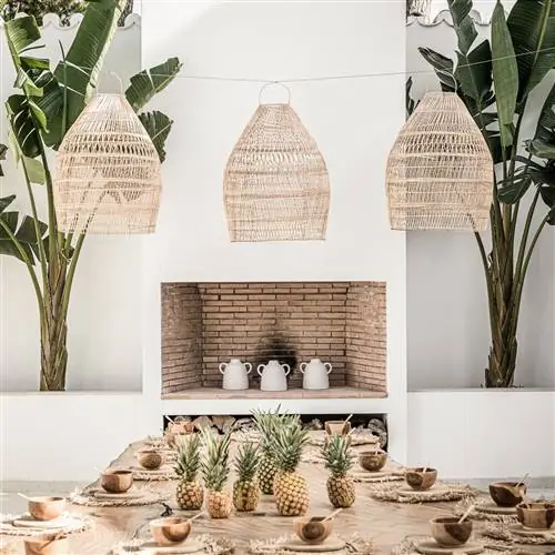 патио с каменным барбекю и деревенским деревянным столом