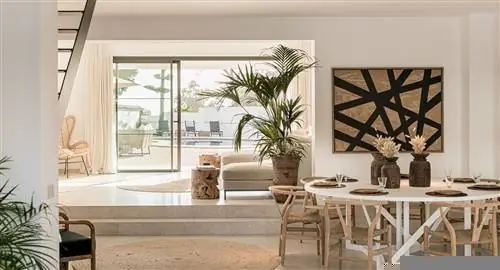 столовая оформлена в нейтральных тонах с деревянной мебелью и натуральными волокнами