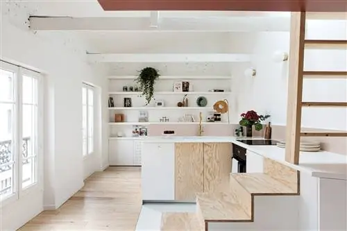 открытая кухня в л с натуральным деревом и белыми шкафами, розовым фасадом и золотым краном