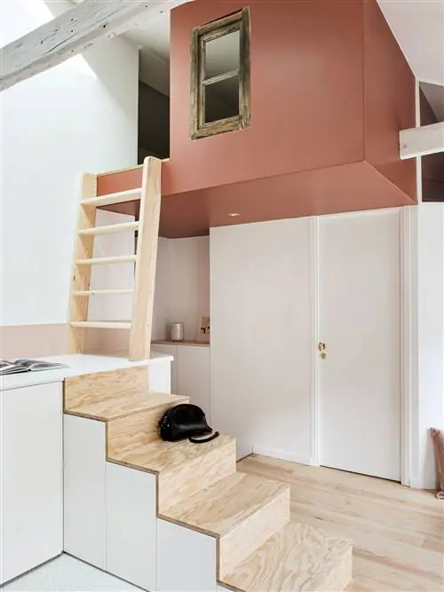 двойная спальня в стиле каюты с деревянной лестницей