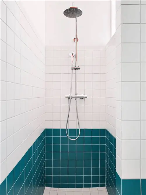 ванная комната в стиле ретро с бело-синей квадратной плиткой