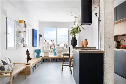 открытая кухня современного дизайна с центральным островом в черном цвете и дереве