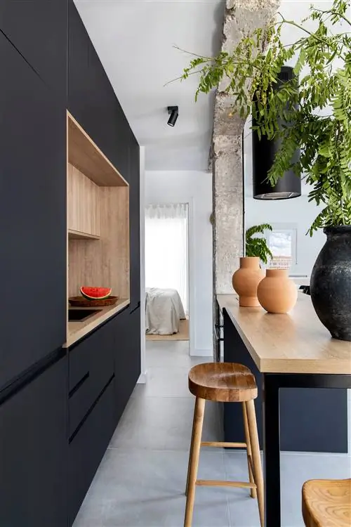 открытая кухня современного дизайна с центральным островом в черном цвете и дереве