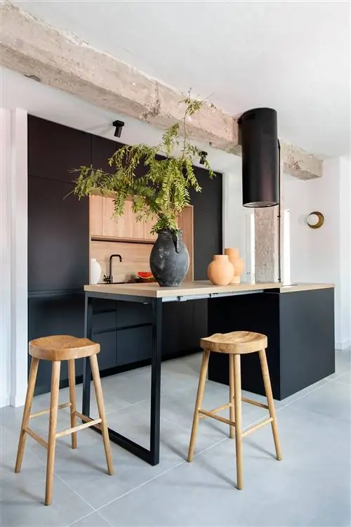 открытая кухня современного дизайна с центральным островом в черном цвете и дереве