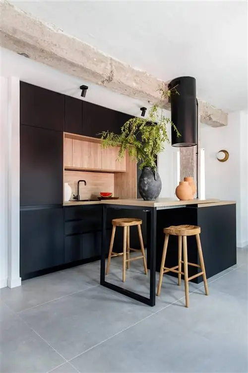 открытая кухня современного дизайна с центральным островом в черном цвете и дереве