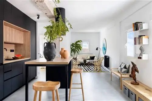 открытая кухня современного дизайна с центральным островом в черном цвете и дереве