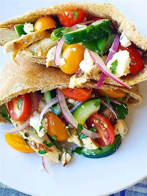 греческий салат с курицей гриль в лаваше