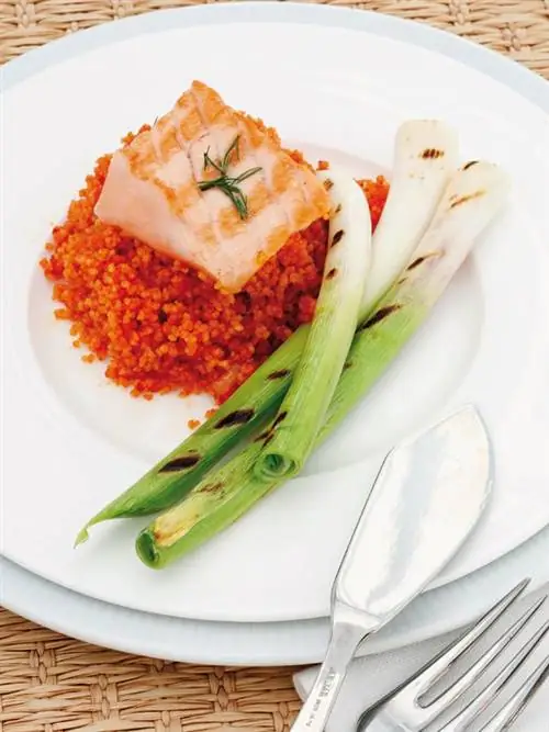 лосось с красным кускусом