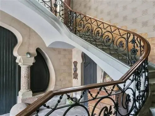 casa de rosalía y rauw alejandro in manresa, модернистский особняк с лестницей