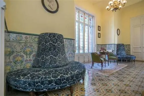 casa de rosalía y rauw alejandro in manresa, модернистский особняк со смотровой площадкой и гидравлической плиткой