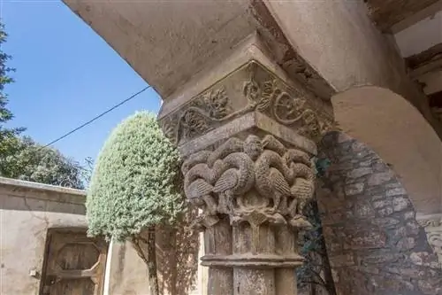 casa de rosalía y rauw alejandro in manresa, модернистский особняк с внутренним двориком и колонной с резной капителью