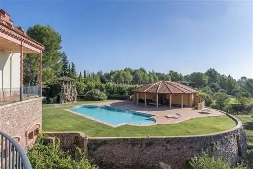 casa de rosalía y rauw alejandro in manresa, модернистский особняк с бассейном и беседкой