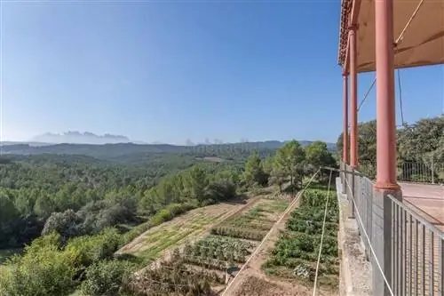 casa de rosalía y rauw alejandro in manresa, модернистский особняк с видом на монастырь монтсеррат