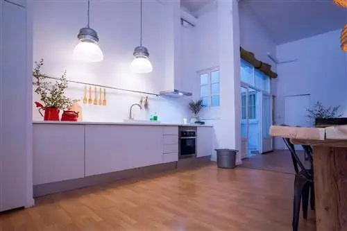 современная кухня открытой планировки в белом цвете