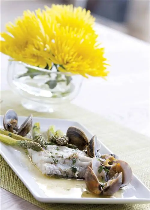 морской окунь с моллюсками и спаржей
