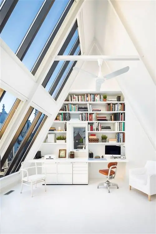 рабочая зона в роскошном дуплексе здания dakota duplex в нью-йорке