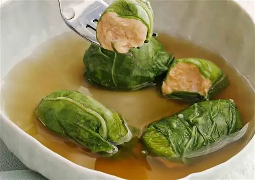 завернутый лосось с мангольдом
