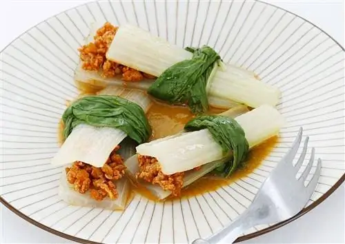 мангольд, фаршированный мясом с соусом