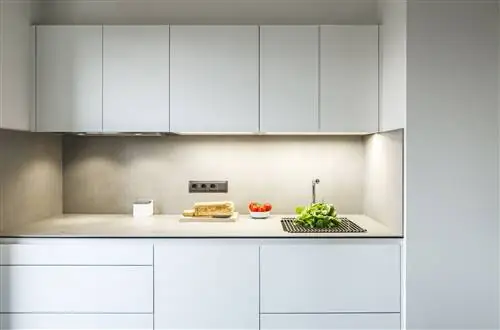 современная кухня с белыми шкафами без ручек