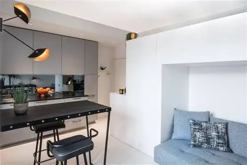 дизайн-студия в Париже площадью 20 м2 с лестницей и кладовой