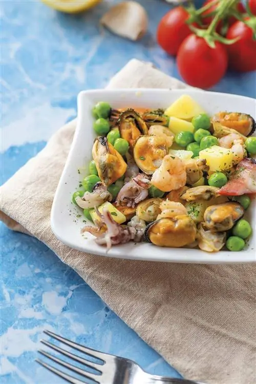 салат из картофеля и морепродуктов