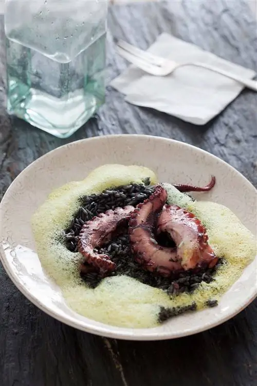 осьминог с пеной из куркумы и черным рисом