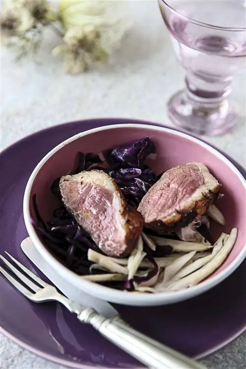 утиная грудка с красной капустой