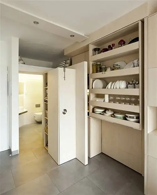 небольшая модульная квартира на пляже с мебелью на заказ для кухни, ванной и спальни в стиле лофт