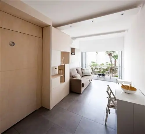 небольшая модульная квартира на пляже с мебелью на заказ в комарруга