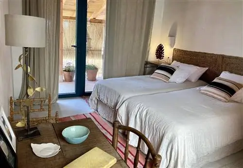 Бутик-отель el agua в мадригал-де-ла-вера, касарес, с декором в деревенском стиле и спальней