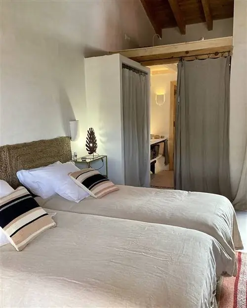 Бутик-отель el agua в мадригал-де-ла-вера, касарес, со встроенными шкафами и мебелью в стиле минимализма