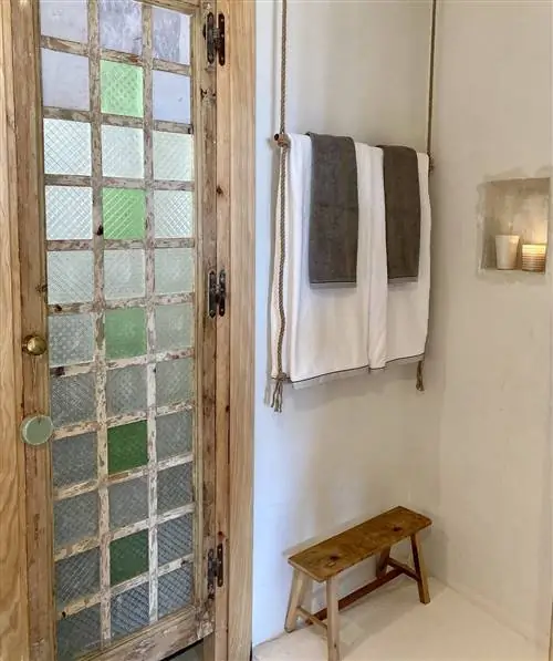 Бутик-отель el agua в мадригал-де-ла-вера, касарес, с вешалкой для полотенец в деревенском стиле