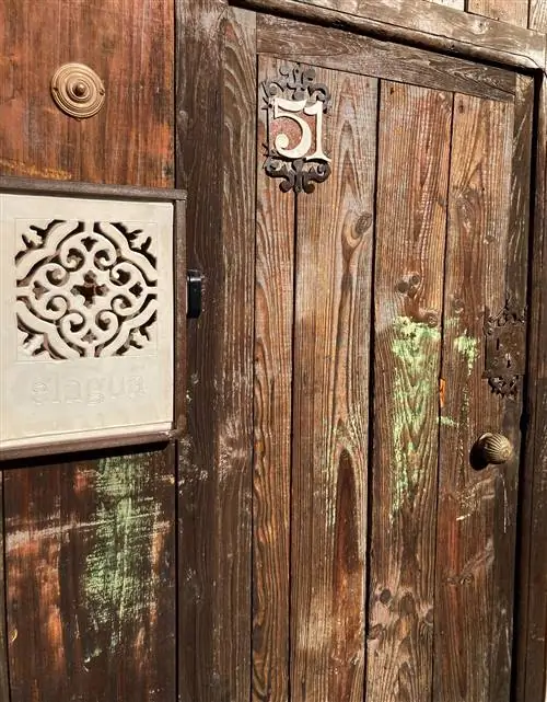Бутик-отель el agua в мадригал-де-ла-вера, касарес, с деталями декора и восстановленными материалами, такими как эта деревенская дверь