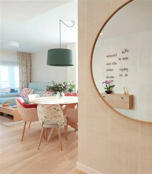 прихожая украшена обоями с эффектом плетения и большим зеркалом в круглой раме