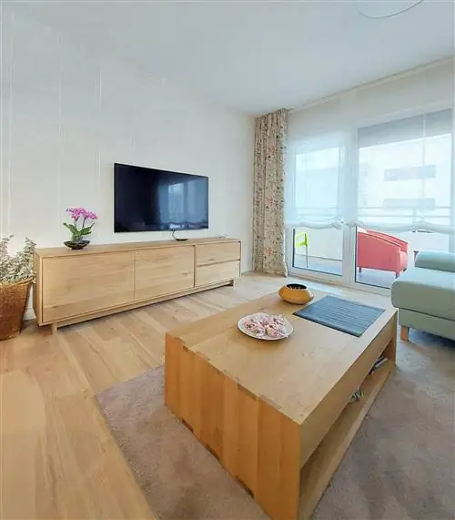 гостиная с журнальным столиком и деревянным буфетом в современном дизайне