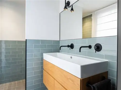 ванная комната с подвесным деревянным шкафом и синей плиткой метро