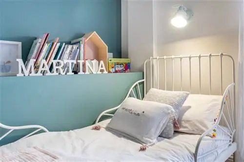 детская комната с белой кованой кроватью