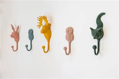 вешалка с фигурками животных