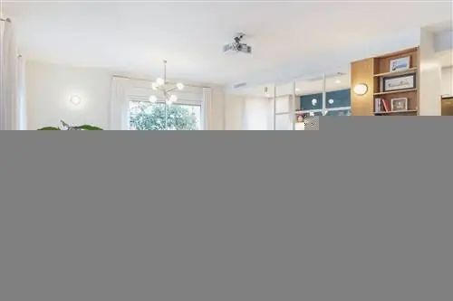 открытая гостиная с бежевым диваном и розовыми бархатными креслами