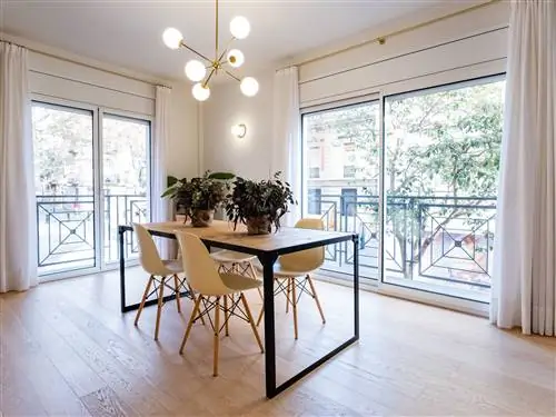 обеденный стол из дерева и стали и стулья в скандинавском стиле