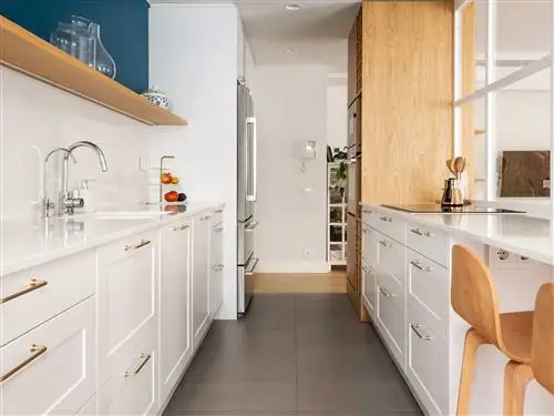 белая кухня с барной стойкой и стеклянной перегородкой