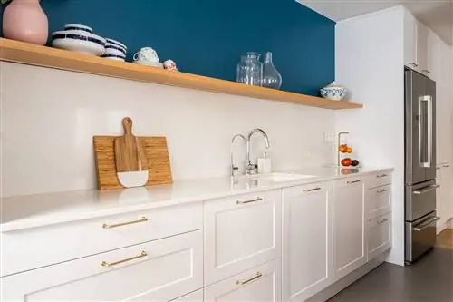 белая кухня с синей стеной