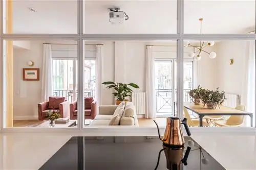 кухня со стеклянным ограждением