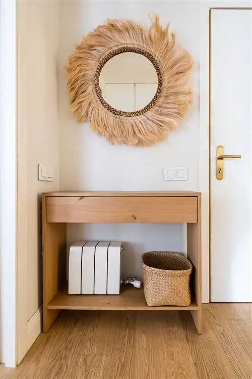 прихожая с деревянной консолью и зеркалом в раме из волокна